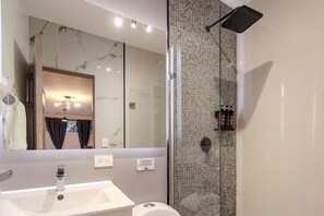 Ducha, cabezal de ducha tipo lluvia, secador de pelo, toallas