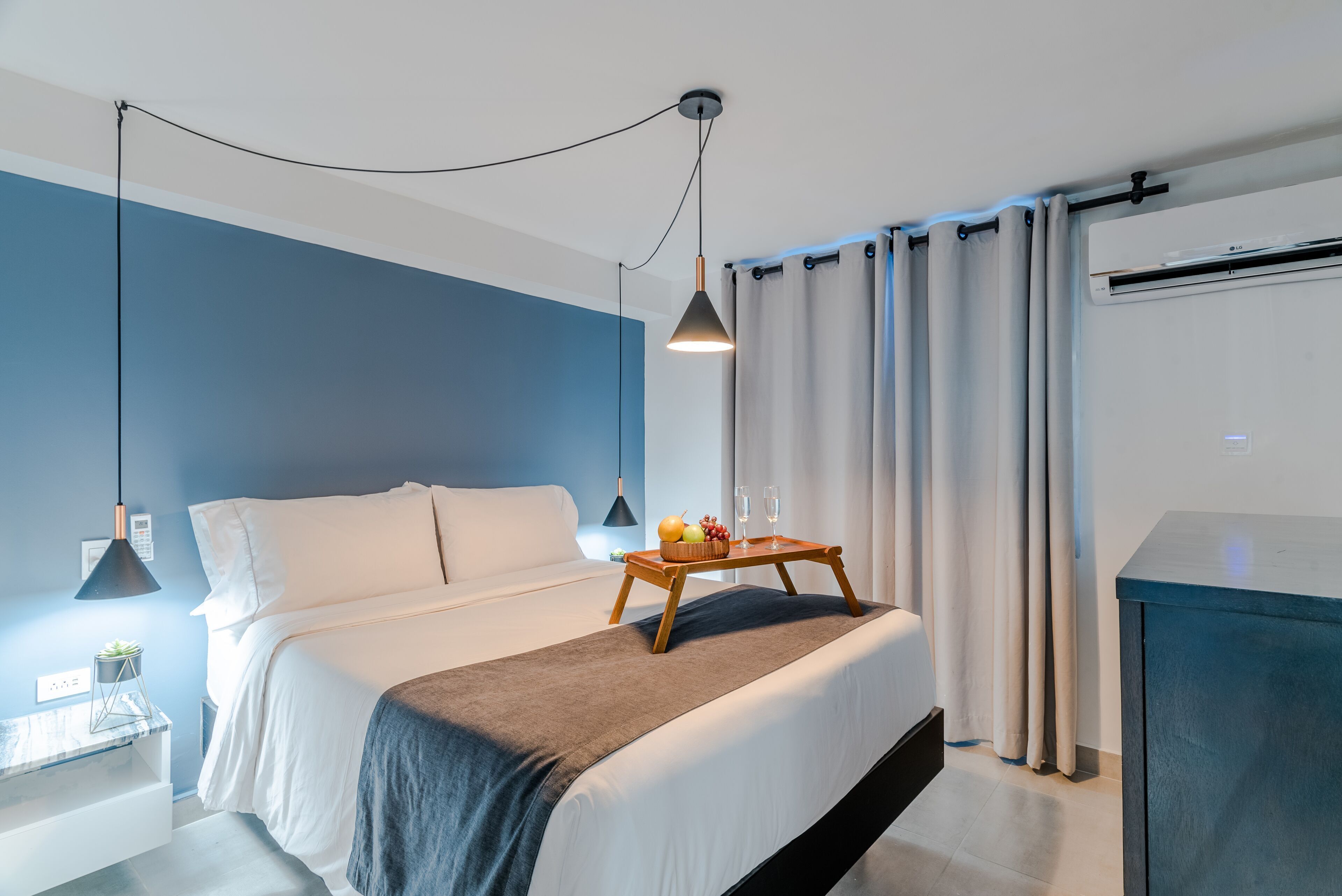 Literie hypoallergénique, minibar, coffres-forts dans les chambres