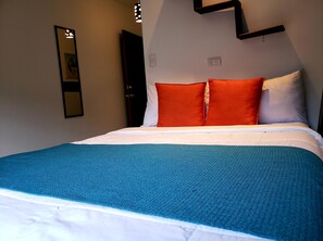 Kamar Double Ekonomi | Seprai antialergi, tempat tidur Select Comfort, dan tirai kedap cahaya