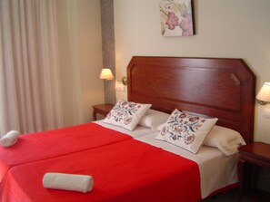 Zimmersafe, Schreibtisch, Verdunkelungsvorhänge, Bügeleisen/Bügelbrett