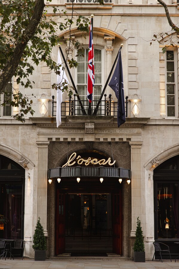 Exterior - L'oscar London (London)