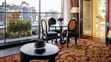 Suite de lujo, balcón, vista a la ciudad (Suite) | Terraza o patio