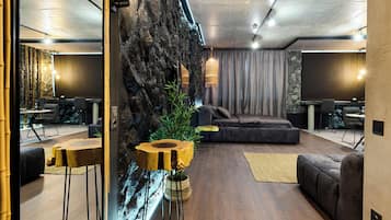 Luxury Studio Suite, 1 King Bed | Premium bedding, iron/ironing board, free WiFi, bed sheets