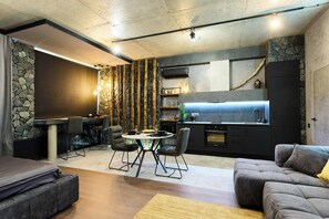 Luxury Studio Suite, 1 King Bed | Private kitchen | Fridge, microwave, stovetop, electric kettle - Olympiiska apartments (Kyiv)