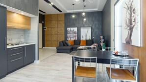 Design Studio Suite, 1 Bedroom (2 Esplanadna street) | Peralatan tempat tidur premium, seterika/papan seterika, Wi-fi percuma 