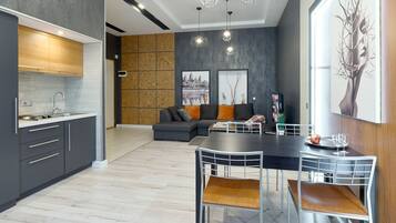 Design Studio Suite, 1 Bedroom (2 Esplanadna street) | Peralatan tempat tidur premium, seterika/papan seterika, Wi-fi percuma