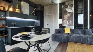Luxury Studio Suite, 1 Katil Raja (King) | Ruang tamu | TV skrin rata, lantai dipanaskan 