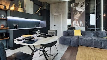 Luxury Studio Suite, 1 Katil Raja (King) | Ruang tamu | TV skrin rata, lantai dipanaskan