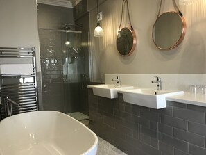 Separate tub and shower, free toiletries, hair dryer - The Fleece Hotel (Richmond)