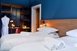 Premium bedding, in-room safe, desk, iron/ironing board - The Fleece Hotel (Richmond)