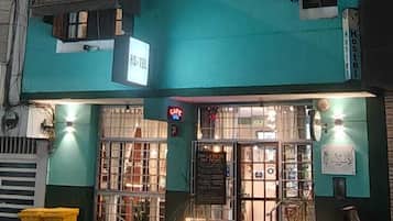 Fachada de la propiedad por la tarde o noche