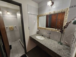 Junior studio suite, 1 queensize bed, niet-roken, privébadkamer | Badkamer | Een douche, een regendouche, een haardroger, een bidet