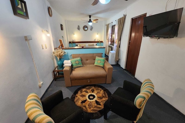 Junior studio suite, 1 queensize bed, niet-roken, privébadkamer | Woonruimte