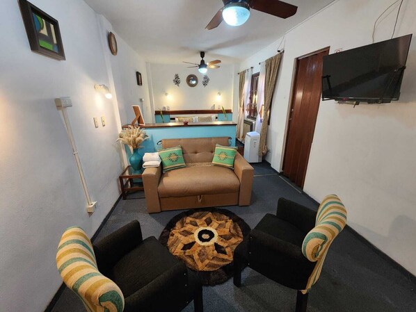 Junior Studio Suite, 1 Queen Bed, Non Smoking, Private Bathroom | Living area