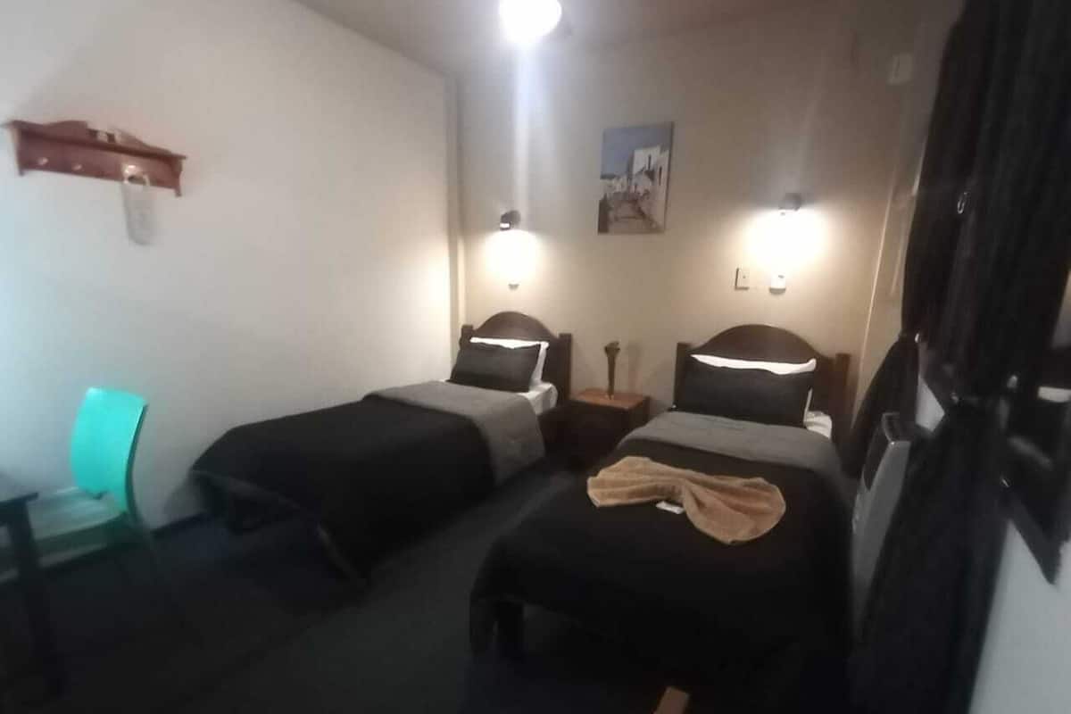 Standard-Doppelzimmer, 2 Einzelbetten | Daunenbettdecken, Zimmersafe, Schreibtisch