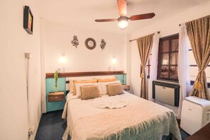 Suite estudio junior, 1 cama Queen size, para no fumadores, baño privado | Edredón, minibar, caja de seguridad en la habitación y escritorio