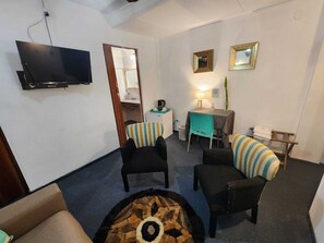 Junior Studio Suite, 1 Queen Bed, Non Smoking, Private Bathroom | Down duvets, minibar, in-room safe, desk - Mediterranea Hostel Cordoba (Córdoba)