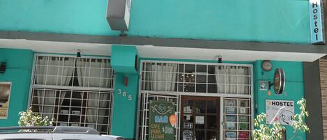 Façana frontal de l'allotjament (vespre/nit)