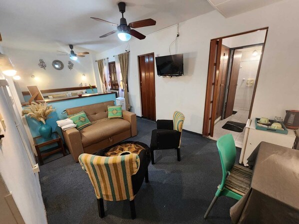 Junior Studio Suite, 1 Queen Bed, Non Smoking, Private Bathroom | Down duvets, minibar, in-room safe, desk - Mediterranea Hostel Cordoba (Córdoba)