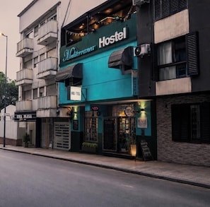 Front of property - evening/night - Mediterranea Hostel Cordoba (Córdoba)