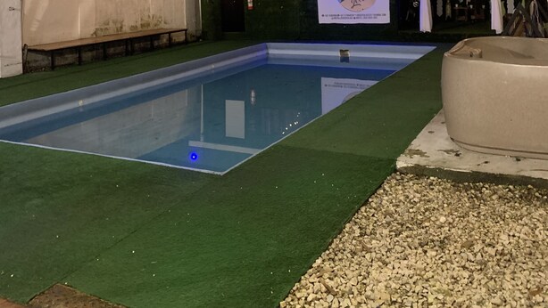 Piscina a l'aire lliure (horari: 06:00-23:00) i gandules 