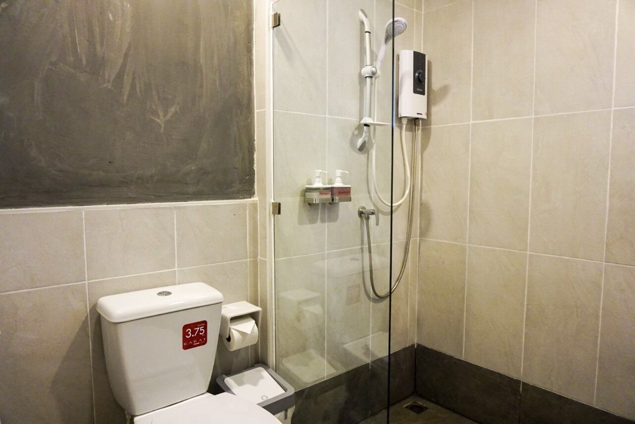 deluxe room | bathroom | shower, free toiletries, hair dryer, towels