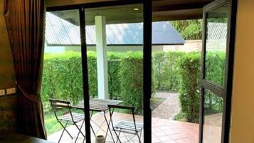 Blackout curtains, free WiFi