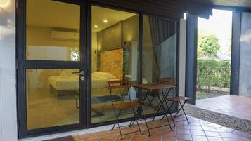 Blackout curtains, free WiFi