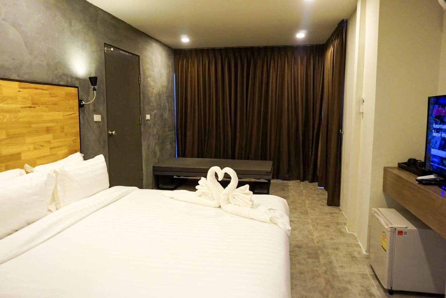 grand room | 1 bedroom, blackout curtains, free wifi