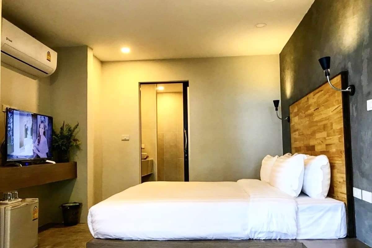 Grand Room | Blackout drapes, WiFi (free)