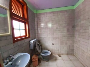 Shower, rainfall showerhead, free toiletries, bathrobes