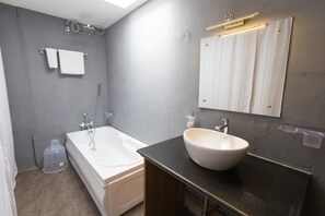 Premium Room | Bathroom | Shower, rainfall showerhead, free toiletries