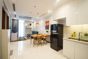 Full-size fridge, microwave, stovetop, coffee/tea maker - The Nice Arrival (Ho Chi Minh City)