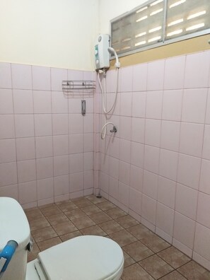 Standard Double Room | Bathroom shower - Casamarina Guest House (Ko Chang)