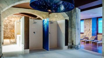 Een Turks bad/hammam, hydrotherapie, hotstone-massages
