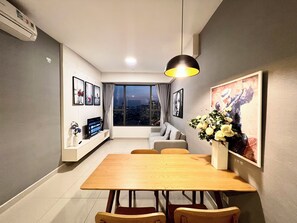 Apartment, 2 Schlafzimmer | Zimmersafe, individuell dekoriert, individuell eingerichtet