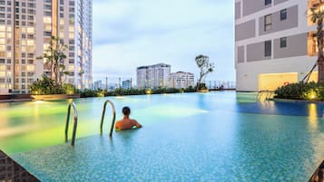 Hồ bơi ngoài trời, mở cửa từ 6:00 đến 21:00, ghế dài tắm nắng