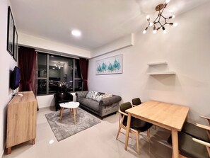 Apartment, 2 Schlafzimmer | Wohnbereich | Flachbildfernseher, Kamin