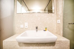 Deluxe Double Room | Bathroom