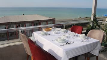 2 restaurants; breakfast, lunch, dinner, and brunch served