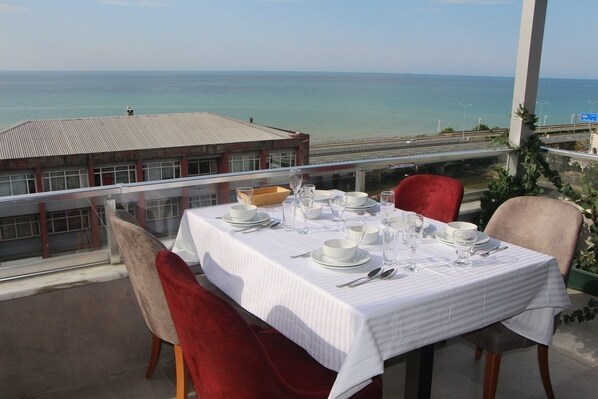 2 restaurants servant le déjeuner, cuisine locale et internationale