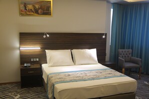 Chambre Deluxe double | Draps en coton égyptien, literie de qualité, minibar, coffre-fort