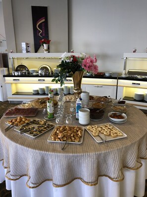 بوفيه فطور مجانًا يوميًا