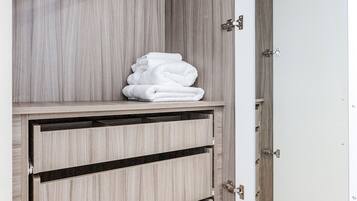 Leilighet – signature | Individuelt innredet, skrivebord, blendingsgardiner og lydisolert