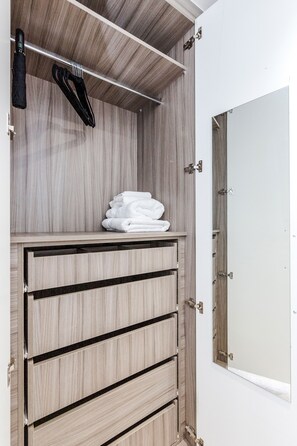 Departamento Prestigio | Muebles diferentes, escritorio, cortinas blackout y insonorización 