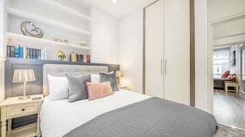 LÀgenhet Deluxe - 2 sovrum | Unika möbler, skrivbord, mörklÀggningsgardiner och ljudisolering