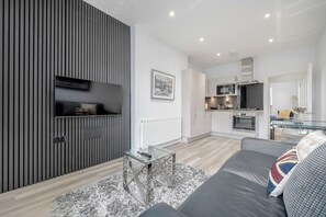 Departamento Premier, 2 habitaciones | Área de sala de estar | Televisión de pantalla plana, Netflix y servicios de streaming 