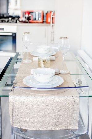 Deluxe Apartment, 2 Bedrooms | In-room dining