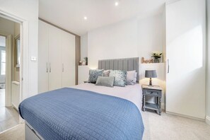 Căn hộ Premier, 2 phòng ngủ | Trang bị nội thất với thiết kế riêng biệt, bàn, màn/rèm cản sáng 