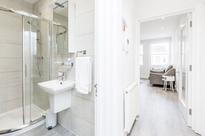 Signatur-lejlighed | Badeværelse | Bruser, gratis toiletartikler, hårtørrer, håndklæder